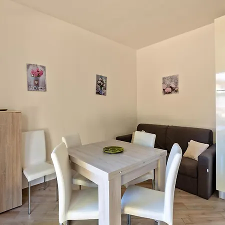 Modern In With Garden *