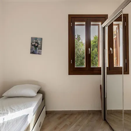 Modern In With Garden Apartman